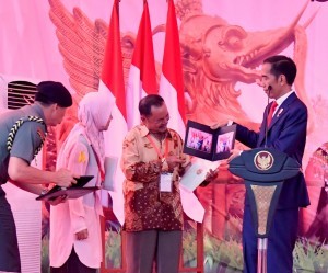 President Jokowi hands over land certificate at Segiri Sport Complex, Samarinda, East Kalimantan, Thursday (25/10) Photo by: BPMI