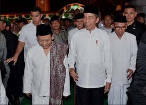Caretaker of Girikesumo Islamic Boarding School, K.H. Munif Muhammad Zuhri, welcomes the visit of President Jokowi, in Banyumeneng Village, Demak, Friday (10/19). (Photo: BPMI)
