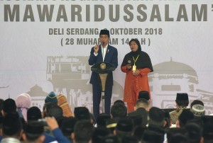 President Jokowi has a dialogue with residents when inaugurating Micro Waqf Bank at Mawaridussalam Islamic Boarding School, Tumpatan Nimbung Village, Deli Serdang, Monday (8/10). (Photo: Rahmat/PR)