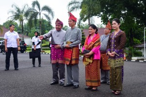 President Jokowi and First Lady Iriana accompanied by South Sumatera Governor attend traditional honorary title ceremony at Griya Agung, Palembang, South Sumatera province, Sunday (25/11). (Photo: Agung/PR)