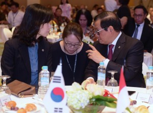 Menteri Legislasi Pemerintah Korsel Kim Oe-sook (kiri) berbincang dengan Seskab Pramono Anung di sela acara Seminar Nasional Reformasi Hukum, di Hotel Grand Hyatt, Jakarta, Rabu (28/11) siang. (Foto: Rahmat/Humas)