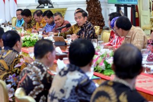 Presiden Jokowi menerima sejumlah bupati, di Istana Merdeka, Jakarta, Senin (12/11) siang. (Foto: Rahmat/Humas)