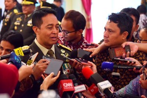 Jend. Andika Perkasa menjawab wartawan usai pelantikan dirinya sebagai KSAD, di Istana Negara, Jakarta, Kamis (22/11) pagi. (Foto: AGUNG/Humas)