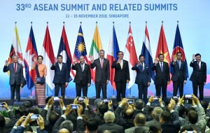Presiden bersama Kepala Negara/Pemerintahan yang hadir dalam Pembukaan KTT ke-33 ASEAN di Suntec Convention Centre, Singapura pada Selasa (13/11) petang. (Foto: BPMI)