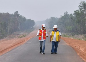 Presiden meninjau kilometer 23 ruas Jalan Merauke-Sota di Kabupaten Merauke, Jumat (16/11). (Foto: BPMI)
