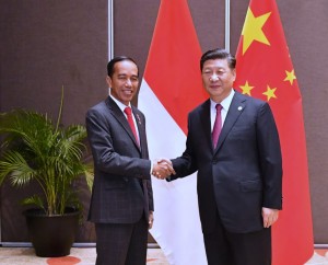 Presiden Jokowi bertemu Presiden Xi Jinping di Hotel Stanley, Port Moresby, Sabtu (17/11) petang. (Foto: BPMI). 