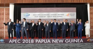 President Jokowi takes photo with APEC leaders during APEC Meeting, in Papua New Guinea, Saturday (17/11). (Photo: BPMI) 