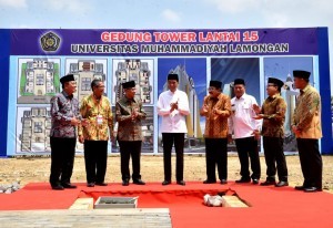 President Jokowi lays first stone of tower of Muhammad Lamongan University, Monday (19/11). (Photo: BPMI).