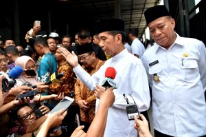 Presiden Jokowi menjawab pertanyaan wartawan di Lamongan, Jawa Timur, Senin (19/11). (Foto: BPMI)