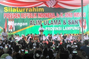 President Jokowi attends an event with Ulemas and santris at Darussalamah Islamic Boarding School, Braja Dewa, Lampung Province, Friday (23/11). (Photo: PR)