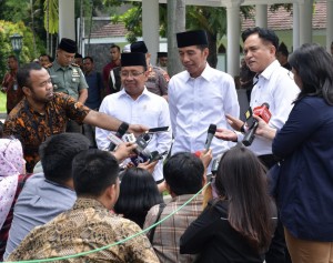 Presiden Jokowi memberikan keterangan kepada wartawan usai bertemu Yusril Ihza Mahendra. (Foto: BPMI)