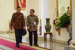 President Jokowi accompanied by Cabinet Secretary Pramono Anung walks to a Limited Meeting room, at the Bogor Presidential Palace, West Java, on Friday (2/11). (Photo by: Agung/Public Relations Division)