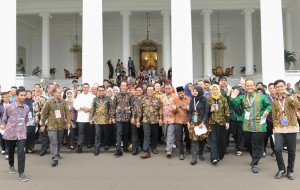 Presiden Jokowi didampingi sejumlah pejabat berjalan bersama peserta Kongres Indonesia Millenial Movement Tahun 2018 di Istana Kepresidenan Bogor, Jawa Barat, Senin (12/11) pagi. (Foto: Anggun/Humas)