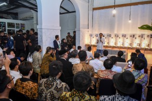 Presiden Jokowi berdialog dengan para pelaku industri kreatif, di Braga, Bandung, Jawa Barat, Sabtu (10/11) malam. (Foto: AGUNG/Humas)