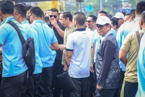 Presiden Jokowi saat berkunjung ke Car Free Day (CFD) yang berlokasi di Dago, Bandung, Minggu (11/11). (Foto: Humas/Agung).