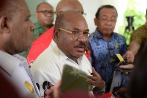 Governor of Papua Lukas Enembe answers reporters questions after attending the Limited Cabinet Meeting at the Presidential Office, Jakarta, Thursday (29/11). (Photo by: Rahmat/Public Relations)