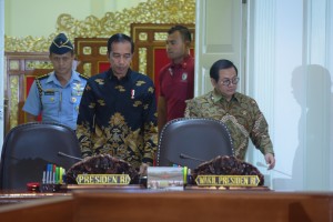 Presiden Jokowi didampingi Seskab Pramono Anung memasuki ruang rapat terbatas, di Kantor Presiden, Jakarta, Rabu (7/11) siang. (Foto: JAY/Humas)