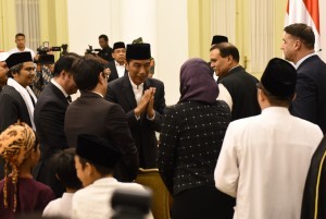 President Jokowi welcomes the guests from friendly countries at the commemoration of Prophet Muhammads birthday, at Bogor Palace, Wednesday (21/11). (Photo: Anggun/PR)