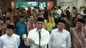 Menag Lukman Hakim Saifuddin menunjukkan Kartu Nikah pada konperensi pers, di auditorium Kemanag, Jakarta, Senin (12/11) petang. (Foto: Humas Kemenag)