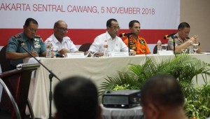 Menteri Perhubungan Budi K. Sumadi didampingi Kepala Basarnas dan Ketua KNKT menyampaikan penjelasan penanganan musibah Lion Air JT610, di Hotel Ibis, Cawang, Jakarta, Senin (5/11) siang. (Humas Kemenhub)