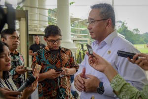 Menteri Desa PDTT Eko Sanjojo menjawab wartawan usai mengikuti Rapat Terbatas tentang Dana Desa dan Dana Kelurahan, di Istana Kepresidenan Bogor, Jabar, Jumat (2/11) siang. (Foto: AGUNG/Humas)