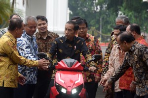 Presiden Jokowi menjajal motor listrik nasional Gesits di hadapan Menristekdikti dan para rektor, di halaman Istana Merdeka, Jakarta, Rabu (7/11) siang. (Foto: Oji/Humas)