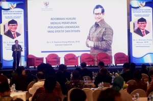 Seskab Pramono Anung menyampaikan keynote speech pada Seminar Nasional Reformasi Hukum, di Hotel Grand Hyatt, Jakarta, Rabu (28/11) siang. (Foto: Rahmat/humas)