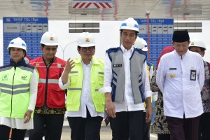 Presiden Jokowi didampingi Seskab dan Menteri BUMN meresmikan Jalan Tol Pejagan-Pemalang Seksi 3-4, di Gerbang Tol Tegal Timur, Tegal, Jawa Tengah, Jumat (9/11) siang. (Foto: OJI/Humas)