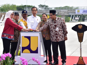 Presiden Jokowi didampingi Mensesneg, Menteri BUMN, dan Wagub Jateng meresmikan jalan tol Sragen-Ngawi, di Rest Area 538B, Sragen, Jawa Tengah, Rabu (28/11) pagi. (Foto: IST)