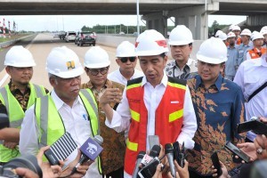 President Jokowi answers reporters questions after inspecting the construction of Bakauheni Toll Road-Terbanggi Besar Section 3: Kota BaruMetro, Friday (23/11). (Photo by: Jay/Public Relations)