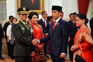 Presiden Jokowi didampingi Ibu Negara Iriana menyampaikan ucapan selamat kepada Jend. Andika Perkasa usai pelantikannya sebagai KSAD, di Istana Negara, Jakarta, Kamis (22/11) pagi. (Foto: AGUNG/Humas)