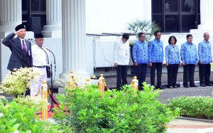 Staf Ahli Bidang Polhukam Kemensetneg, Gogor Oko Nurharyoko, memimpin Upacara Peringatan Hari Pahlawan, di halaman parkir Kemenseneg, Jakarta, Senin (12/11) pagi. (Foto: Rahmat/Humas) 