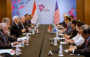 Suasana pertemuan Presiden Jokowi dan Wapres AS Mike Pence bersama delegasi, di Singapura, Rabu (14/11). (Foto: BPMI)