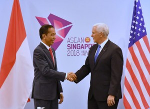 Presiden Jokowi bertemu dengan Wapres AS Mike Pence di Suntec Convention Centre, Singapura, Rabu (14/11). (Foto: BPMI)