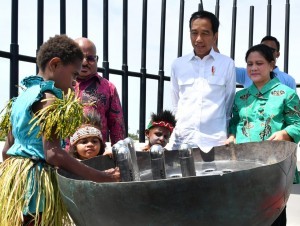 Photo Caption: President Jokowi accompanies by First Lady Ibu Iriana during the inauguration on Time Capsule Monument at Merauke, Papua Province, Friday, (16/11). (Photo by: BPMI)