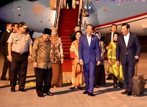 President Jokowi arrives at Surabaya, Sunday (18/11). (Photo by: BPMI)