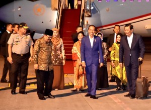 Presiden saat tiba di Bandara Juanda, Minggu (18/11). (Foto: BPMI)