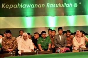 Presiden Jokowi attends the commemoration of Maulid Nabi Muhammad SAW (the birthday of the Prophet Muhammad PBUH) and Heroes' Day in Kajen Square, Pekalongan Regency, Thursday (22/11) night. (Photo by: BPMI)