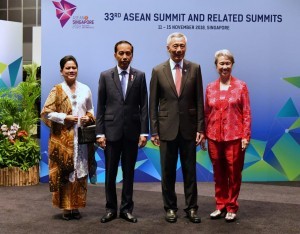 President Jokowi and First Lady Ibu Iriana Joko Widodo were welcomed by Singaporean PM and the First Lady at the 33rd ASEAN Summit in Singapore, Tuesday (13/11). Photo by: BPMI. 