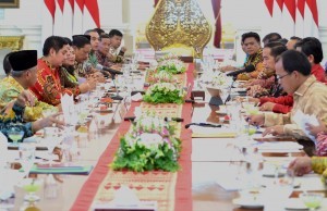 President Jokowi receives 31 Regents at the Merdeka Palace, Monday (12/11). Photo by: Rahmat/PR. 
