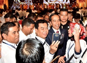 President Jokowi takes selfie with participants of National Leadership Meeting (Rapimnas) of the Indonesian Chamber of Commerce and Industry (Kadin) in Surakarta, Wednesday (28/11).  Photo by: Presidential Secretariat. 