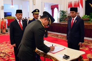 Presiden Jokowi, accompanied by Coordinating Minister for Political, Legal, and Security Affairs and Commander of the Indonesian National Defense Forces (TNI), witnesses Andika Perkasa who signs his inauguration report at the State Palace, Jakarta, Thursday (22/11). Photo by: Agung/PR.