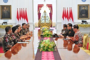  President Jokowi accompanied by Minister of State Secretary and Cabinet Secretary receives officials of Communication Forum of Indonesian Veterans Children (FKPPI), at the Merdeka Palace, Jakarta, Wednesday (5/12). (Photo by: Jay/PR Division)