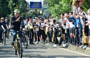 President Jokowi rides his bike during his working visit to West Java Province, Sunday (2/12). Photo by: BPMI