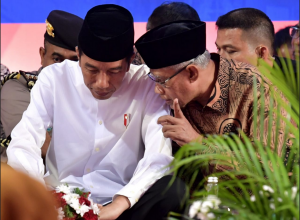 Presiden Jokowi berbincang dengan Ketua Umum Muhammadiyah saat menghadiri Peringatan Milad 1 Abad Madrasah Muallimin-Muallimaat, di Yogyakarta, Kamis (6/12) pagi. (Foto: Setpres)
