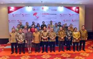 Presiden Jokowi berfoto bersama para pejabat dan peserta CEO Networking 2018, di  The Ritz-Carlton, Jakarta Senin (3/12) pagi. (Foto: JAY/Humas)