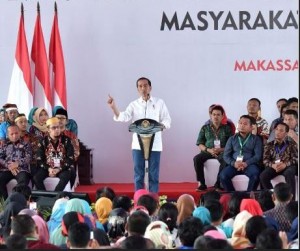 Presiden Jokowi menghadiri Evaluasi Kebijakan Pembangunan dan Pemberdayaan Masyarakat Desa, di Makassar, Sabtu (22/12) pagi. (Foto: Setpres)