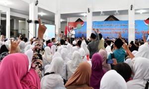 Presiden Jokowi menyampaikan sambutan pada silaturahmi di Pondok Pesantren Darul Ulum, Jombang, Jatim, Selasa (18/12) siang. (Foto: Setpres)