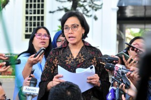 Minister of Finance Sri Mulyani answers questions from reporters after attending Plenary Cabinet Meeting, at State Palace, Jakarta, Wednesday (5/12). (Photo: JAY/PR)