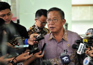 Coordinating Minister for the Economy Darmin Nasution told reporters after attending the Limited Cabinet Meeting on Development of Batam, at the Presidential Office, Jakarta, Wednesday (12/12). (Photo by: Jay/Public Relations)